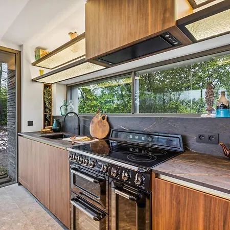 Stylish Lakehouse In Idyllic, Private Scenery Holiday home Stekene