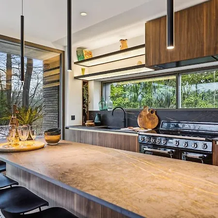 Stylish Lakehouse In Idyllic, Private Scenery Holiday home