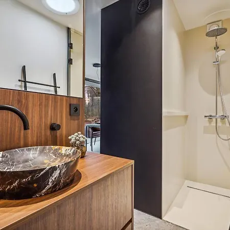Stylish Lakehouse In Idyllic, Private Scenery Holiday home *