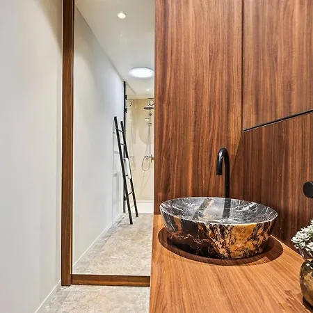 Stylish Lakehouse In Idyllic, Private Scenery *