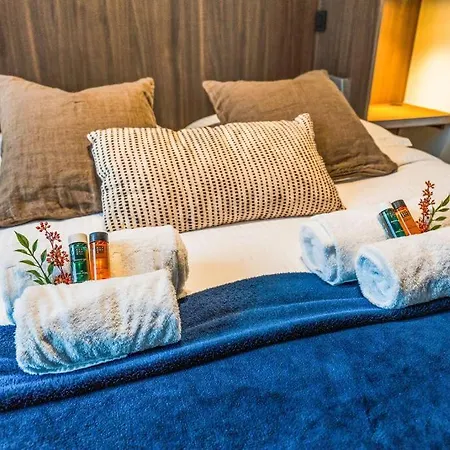 Stylish Lakehouse In Idyllic, Private Scenery Holiday home *